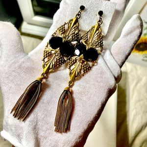 ♥️ Vintage and Elegant earrings beautifully design with tussle and black stone .